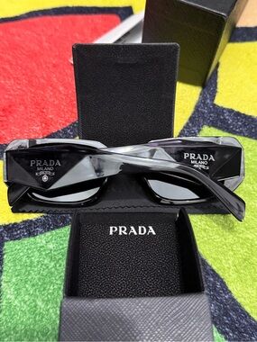 black sunglass